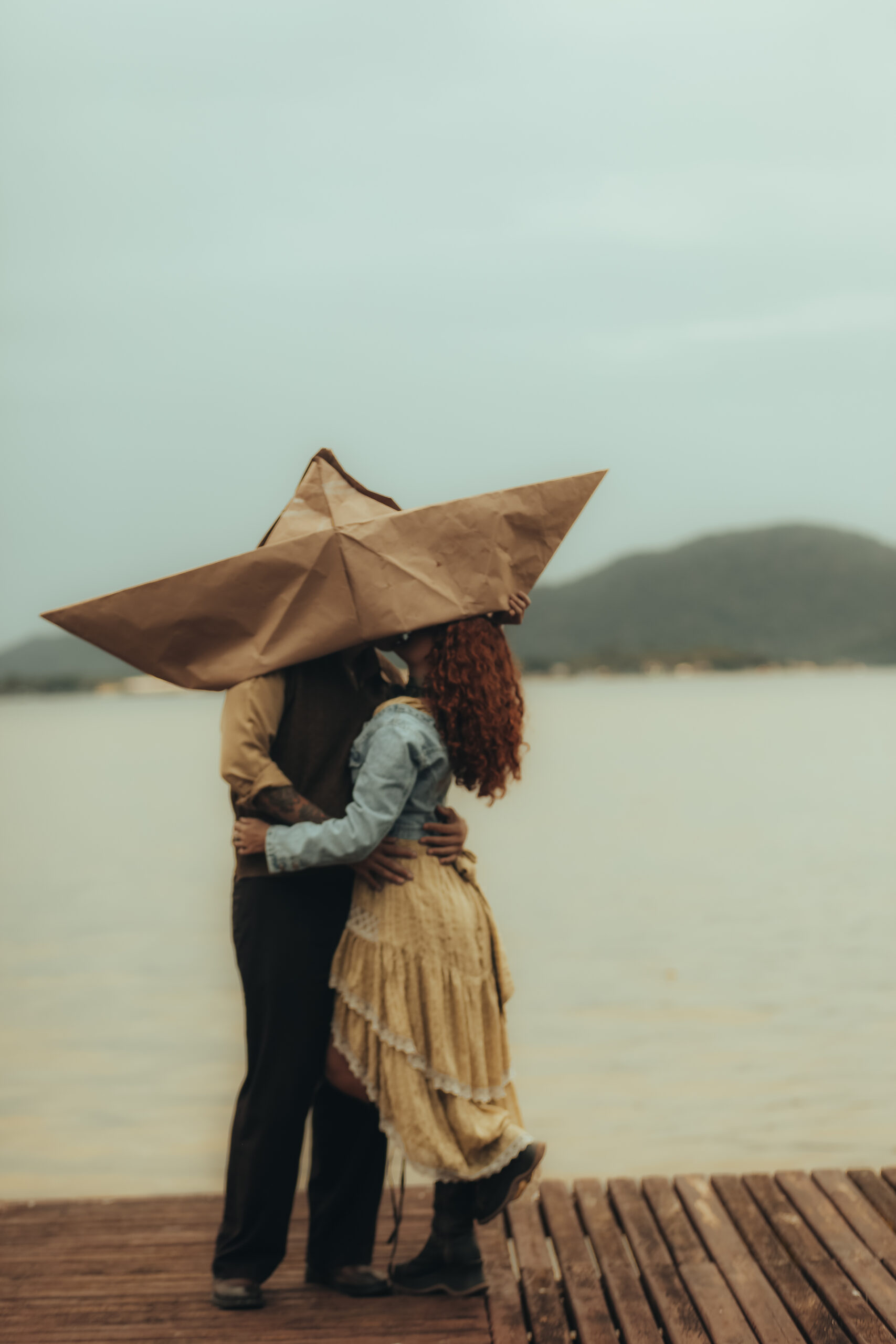 Casal em ensaio de noivado fotografado por Valkiria Soares.