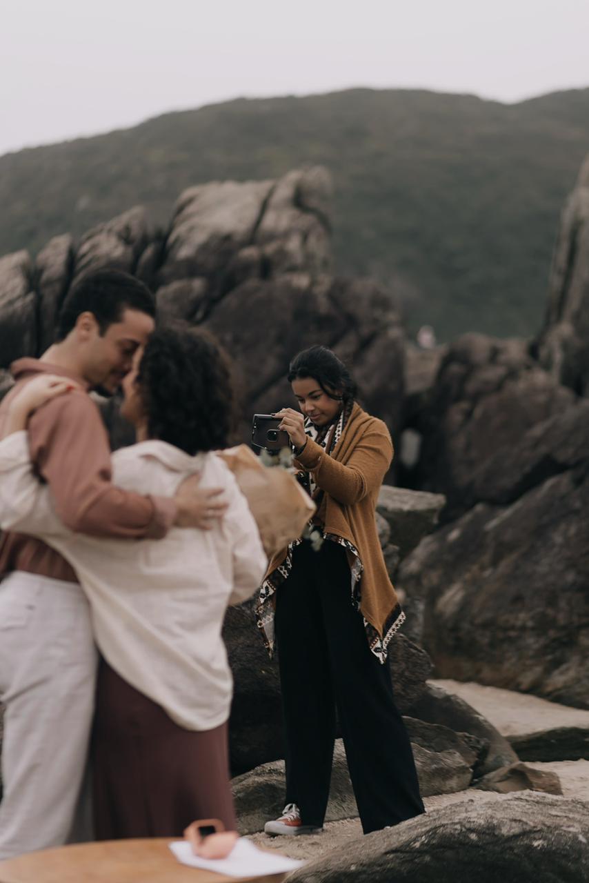 Valkiria Soares fotografando um casal